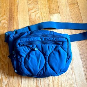 Vera Bradley featherweight belt bag sling-peacock feather